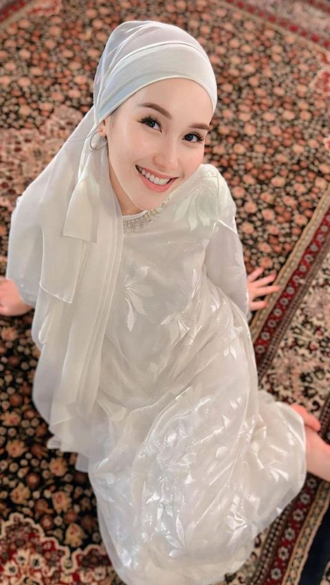 8 Potret Ayu Ting Ting Syukuran Rumah Baru