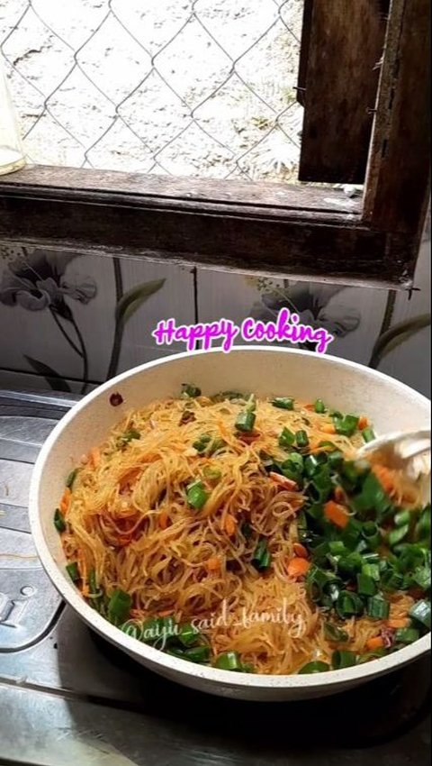 Tanpa Direbus, Begini Cara Bikin Bihun Goreng yang Nikmat dan Kenyal (TikTok/@ayusaidfamily)
