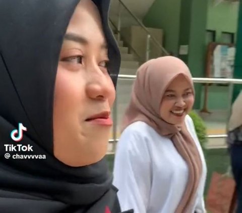 Bikin haru, wanita ini dapat standee dengan foto almarhum ibunya usai sidang skripsi.