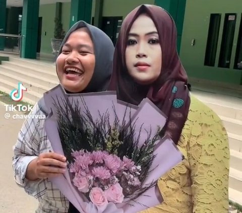 Bikin haru, wanita ini dapat standee dengan foto almarhum ibunya usai sidang skripsi.
