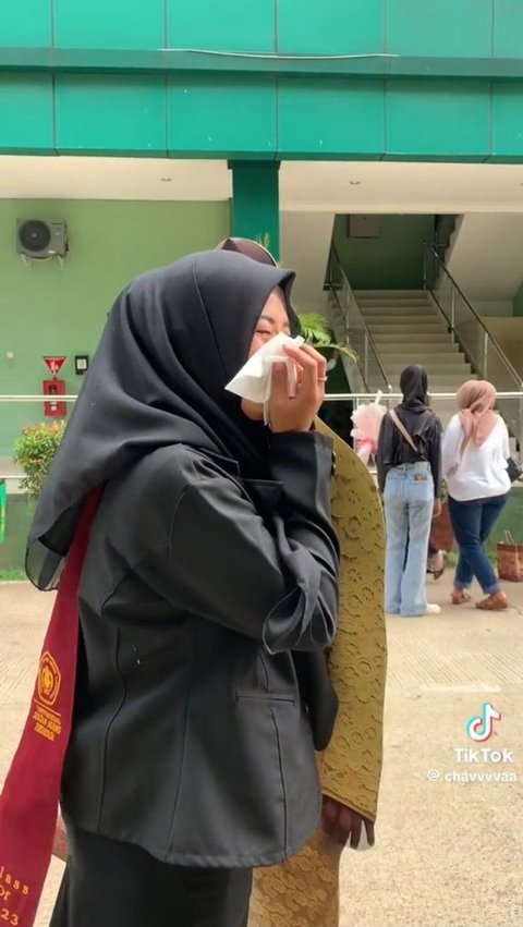 Bikin haru, wanita ini dapat standee dengan foto almarhum ibunya usai sidang skripsi.
