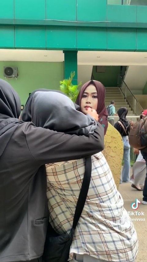 Momen Wanita Dapat Standee dengan Foto Almarhum Ibunya Usai Sidang Skripsi Ini Viral, Bikin Haru
