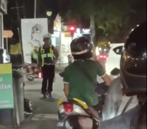 Bawa Motor Tak Pakai Helm, Dua Bule Kepergok Sedang Berusaha Kelabuhi Polisi Aksinya Bikin Geleng-geleng