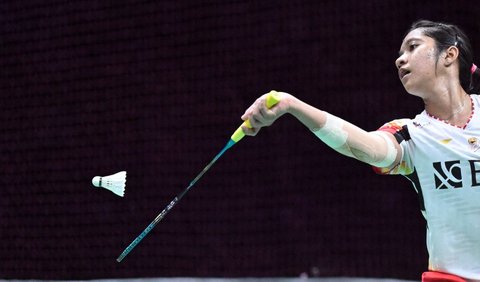 Pebulutangkis muda Indonesia, Ester Nurumi Tri Wardoyo tampil di partai ketiga menghadapi wakil China, He Bing Jiao.