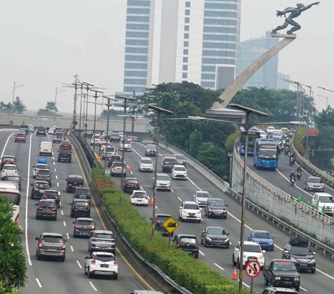 Kendaraan melintas di ruas Jalan Gatot Subroto, Jakarta, Senin (9/5/2022). Pembatasan kendaraan roda empat dengan sistem Ganjil Genap (GaGe) di wilayah DKI Jakarta mulai Senin, 9 April 2022, seiring dengan berakhirnya cuti bersama libur Lebaran 2022 atau Idul Fitri 1443 H. (Liputan6.com/Herman Zakharia)
