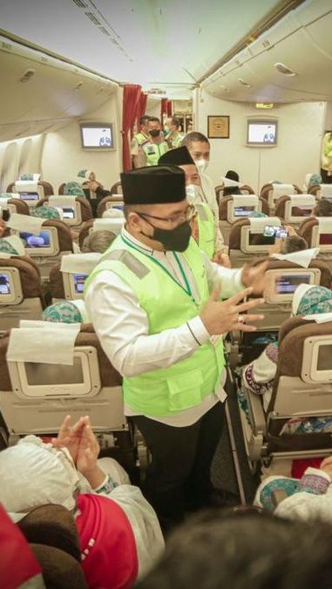 Menteri Agama Yaqut Cholil Qoumas melepas jemaah haji kloter pertama Embarkasi Jakarta&ndash;Pondok Gede (JKG 01), Sabtu (4/6/2022) di Bandara Soekarno-Hatta, Cengkareng (Kemenag)