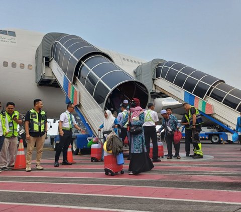 Jemaah haji kloter pertama Jatim tiba di Bandara Juanda. (Dian Kurniawan/Liputan6.com)