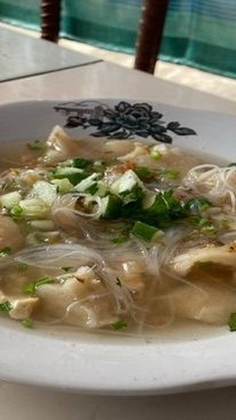 Model, kuliner berbahan dasar ikan khas Palembang.