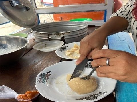 Model, kuliner berbahan dasar ikan khas Palembang dengan kuah kaldu udang menyegarkan.