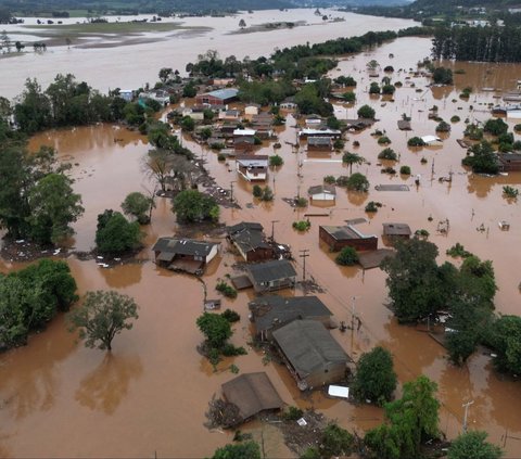 Penampakan rumah-rumah yang terendam banjir Rio Grande do Sul, Brasil, pada 3 Mei 2024. Guyuran hujan lebat menyebabkan Rio Grande do Sul, negara bagian paling selatan Brasil, dilanda banjir paling parah dalam sejarah, bahkan melebihi banjir fenomenal pada tahun 1941. Foto: REUTERS