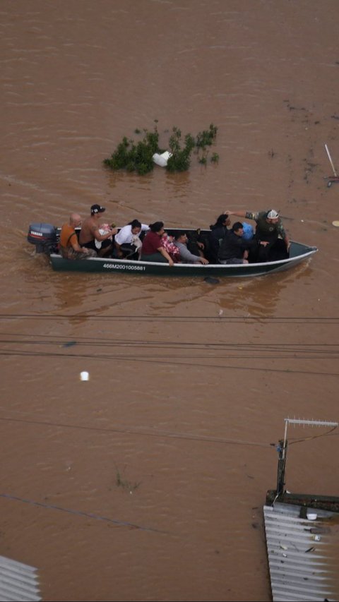 Sebagaimana dilaporkan Reuters, terjangan banjir ini menewaskan 55 orang dan menyebabkan 74 orang lainnya masih hilang. Foto: REUTERS