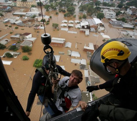 FOTO: Terparah Sejak 1941, Begini Penampakan Banjir Terjang Selatan Brasil: Korban Dievakuasi Pakai Helikopter
