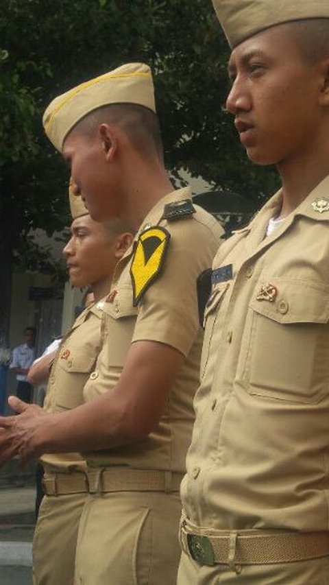 Menhub Budi Karya menyalami mahasiswa Politeknik Ilmu Pelayaran Semarang (Edhie Prayitno Ige/Liputan6.com)