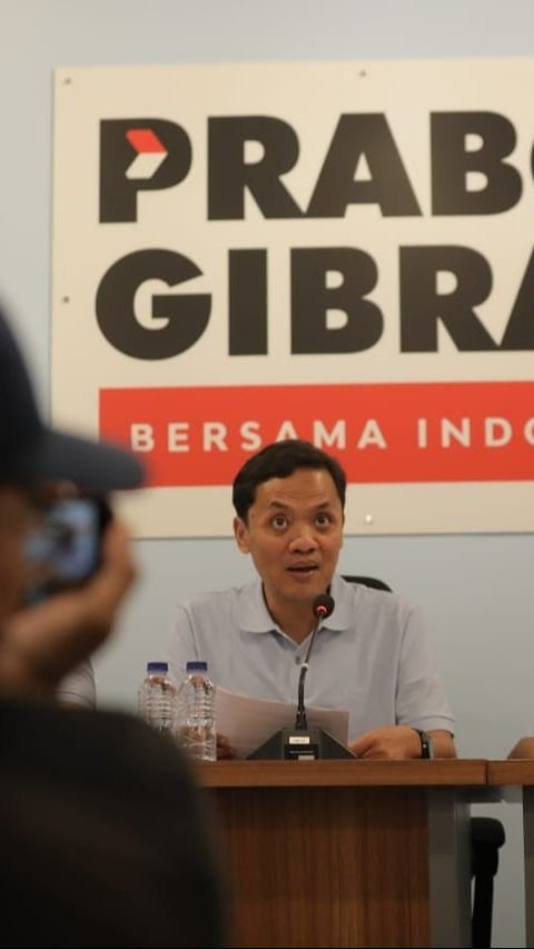 Wakil Ketua TKN Prabowo-Gibran, Habiburokhman didampingi Tim Advokasi TKN Prabowo-Gibran Ali Lubis dan Wakil Komandan Alpha TKN Prabowo-Gibran, Fritz Siregar saat menggelar konferensi pers di Media Center, Minggu (21/1/2024). TKN Prabowo-Gibran memaparkan temuan beberapa skenario hitam untuk menjegal pasangan nomor urut 2 Prabowo-Gibran pada Pilpres 2024 diantara lain; kecurangan yang dilakukan dengan menggunakan kekuasaan kepala daerah atau kementerian yang pejabatnya berafiliasi kepada parpol tertentu dan isu pemakzulan Presiden Jokowi serta&nbsp;isu&nbsp;lainnya.