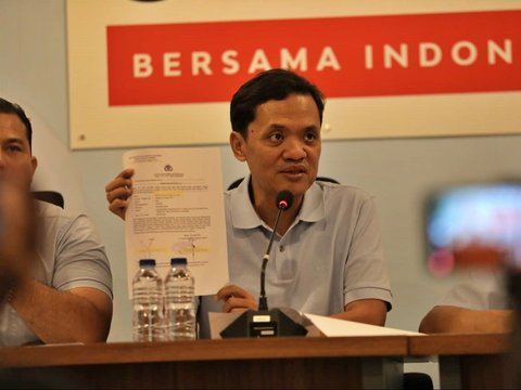 Wakil Ketua TKN Prabowo-Gibran, Habiburokhman didampingi Tim Advokasi TKN Prabowo-Gibran Ali Lubis dan Wakil Komandan Alpha TKN Prabowo-Gibran, Fritz Siregar saat menggelar konferensi pers di Media Center, Minggu (21/1/2024). TKN Prabowo-Gibran memaparkan temuan beberapa skenario hitam untuk menjegal pasangan nomor urut 2 Prabowo-Gibran pada Pilpres 2024 diantara lain; kecurangan yang dilakukan dengan menggunakan kekuasaan kepala daerah atau kementerian yang pejabatnya berafiliasi kepada parpol tertentu dan isu pemakzulan Presiden Jokowi serta&nbsp;isu&nbsp;lainnya.