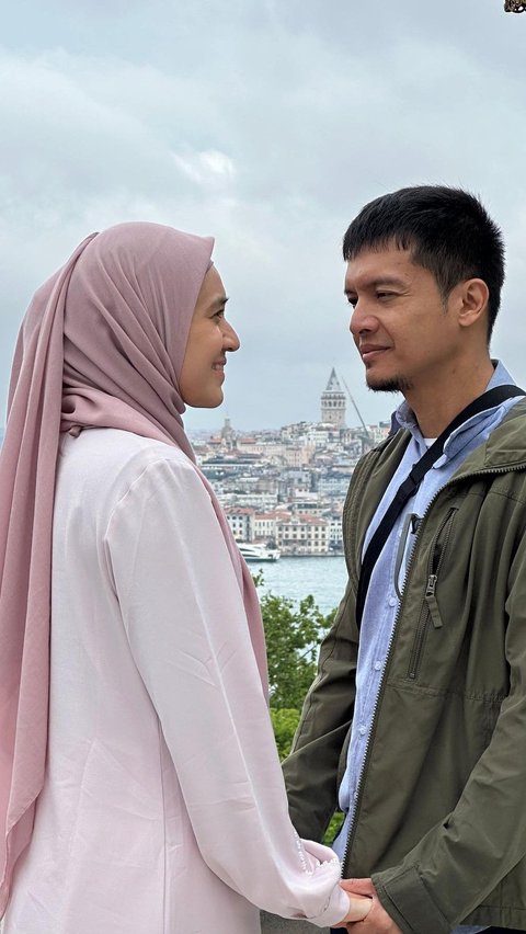 Romantis! Potret Dimas Seto dan Dhini Aminarti saat Jalan-jalan di Turki, jadi Perjalanan Safar Terlama<br>