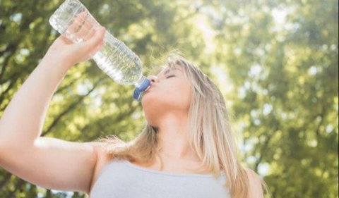 1. Menjaga Hidrasi Kulit dengan Minum Air