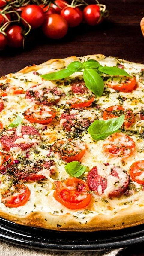 Itulah lima resep pizza sederhana yang bisa kalian recook di rumah. Tak hanya cocok untuk makan di rumah, pizza ini juga bisa dijadikan bekal untuk ke kantor ataupun ke sekolah. Selamat berkreasi.