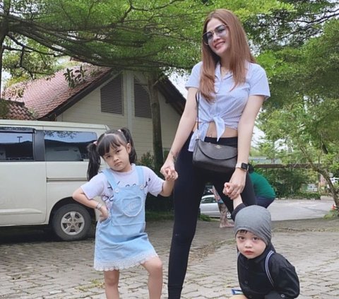 Potret Hesty Klepek-klepek Tampil Cantik Menawan Bareng Kedua Anaknya, Sering Dijuluki 'Hot Mom'