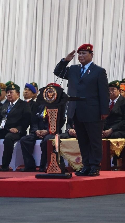 FOTO: Kenakan Baret Merah, Menhan Prabowo Subianto Pimpin Upacara Parade Senja di Kemhan