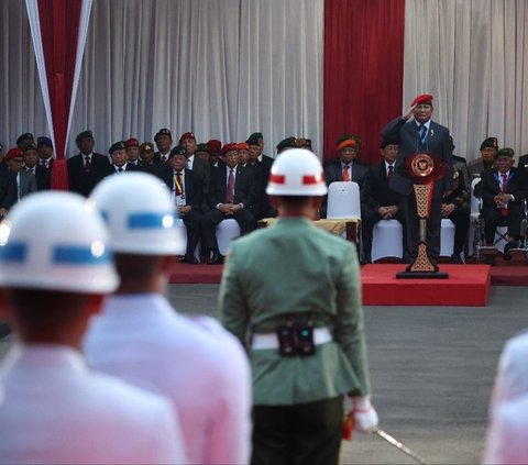 FOTO: Kenakan Baret Merah, Menhan Prabowo Subianto Pimpin Upacara Parade Senja di Kemhan