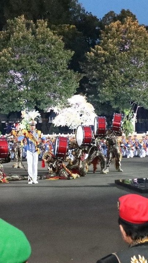 Setelah upacara parade senja, acara kemudian dilanjutkan dengan pertunjukkan defile para prajurit TNI. Foto: Dok. Menhan