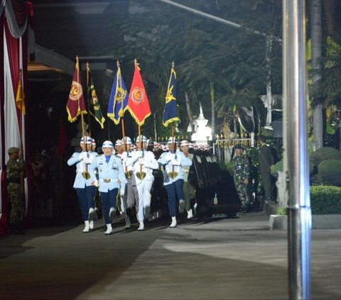 FOTO: Kenakan Baret Merah, Menhan Prabowo Subianto Pimpin Upacara Parade Senja di Kemhan