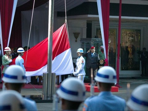 FOTO: Kenakan Baret Merah, Menhan Prabowo Subianto Pimpin Upacara Parade Senja di Kemhan