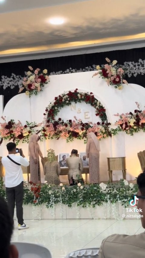 <b>Sang Ayah Sama-sama Telah Tiada, Pasangan Pengantin Ini Menangis Haru 'Sungkem' di Hadapan Foto Almarhum</b><br>