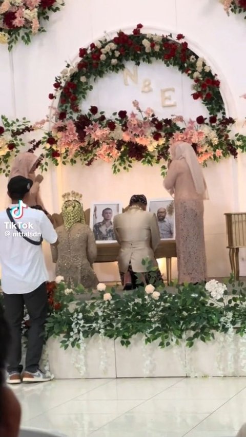 Sang Ayah Sama-sama Telah Tiada, Pasangan Pengantin Ini Menangis Haru 'Sungkem' di Hadapan Foto Almarhum