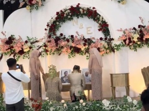 Sang Ayah Sama-sama Telah Tiada, Pasangan Pengantin Ini Menangis Haru 'Sungkem' di Hadapan Foto Almarhum