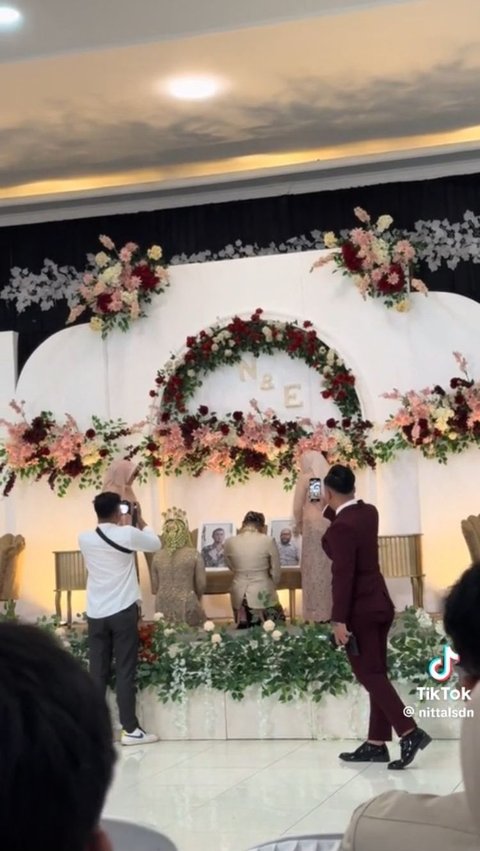 Sang Ayah Sama-sama Telah Tiada, Pasangan Pengantin Ini Menangis Haru 'Sungkem' di Hadapan Foto Almarhum