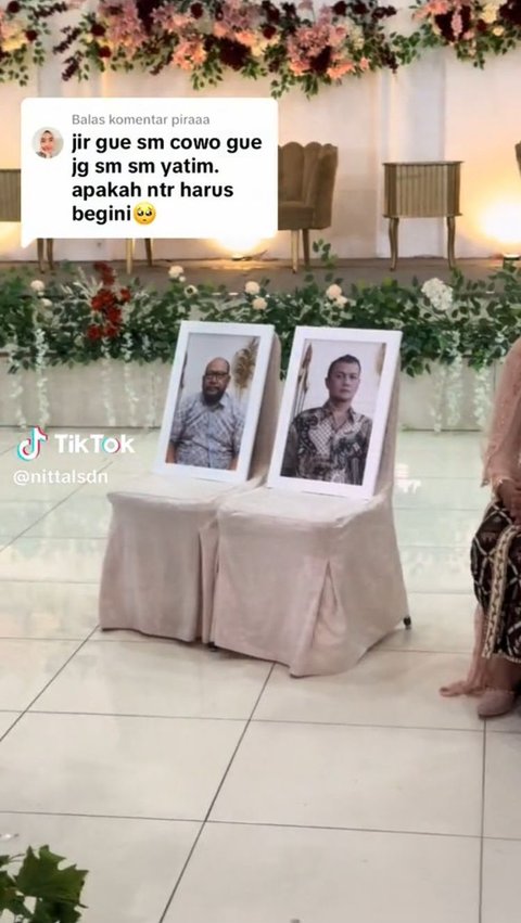 Sang Ayah Sama-sama Telah Tiada, Pasangan Pengantin Ini Menangis Haru 'Sungkem' di Hadapan Foto Almarhum