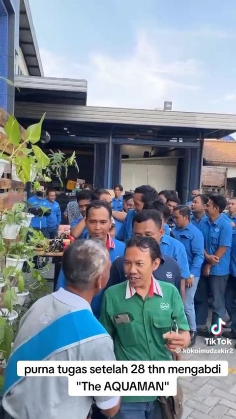 Pak Rohman pun tampak menyambut salam perpisahan dari rekan kerjanya selama 28 tahun ini.