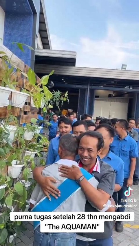 28 Tahun Bekerja dan Kini Pensiun, Bapak OB Ini Dapat Salam Perpisahan Manis dari Rekan Kerjanya, Momennya Jadi Sorotan