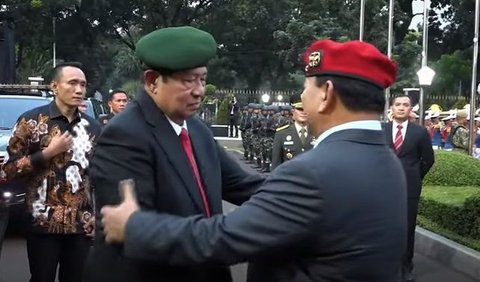 Di awal video yang dibagikan, mengunggah momen saat Menhan Prabowo Subianto menyambut kedatangan SBY.