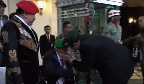 SBY tampak menghampiri Ryamizard yang duduk di atas kursi rodanya.