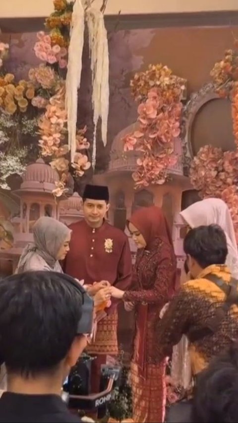 Resmi Lamaran, Ini Sosok Dea Sahirah Calon Istri Chand Kelvin<br>