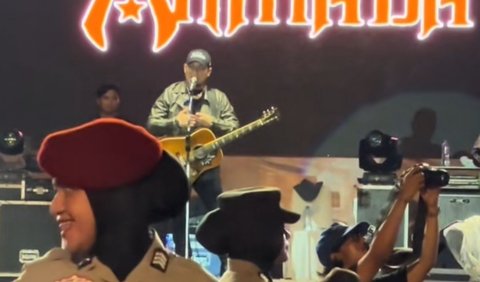 Rizal mengaku jika dirinya banyak mendapat pesan DM yang menyampaikan jika setelah nonton konser ternyata benar putus dengan pacarnya. Rizal pun menyebut 'alhamdulillah'.<br>