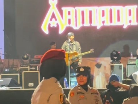 Vokalis Armada Doakan Penonton Konser yang Pacaran Cepat Putus Sampai Bikin Polwan Senyam Senyum, Ternyata Alasannya Luar Biasa