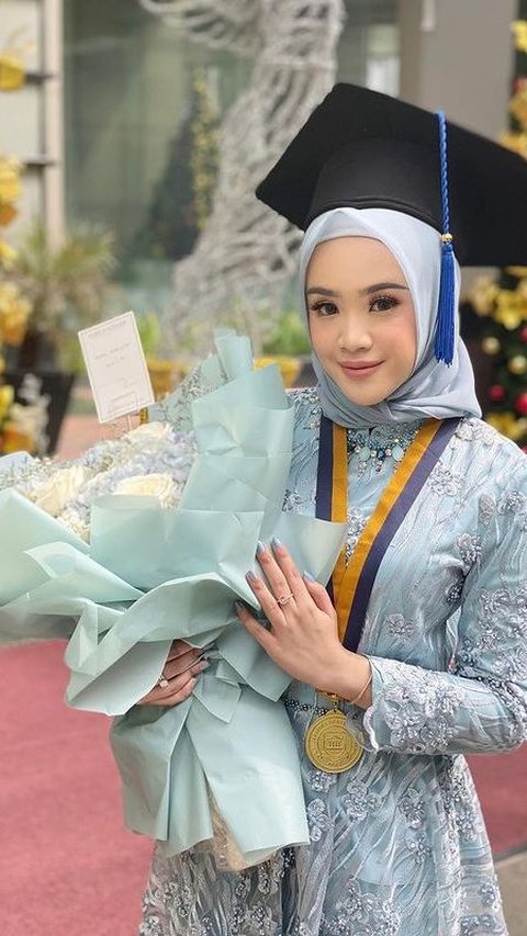 Diketahui, Dea merupakan seorang lulusan dari salah satu universitas swasta di Jakarta.