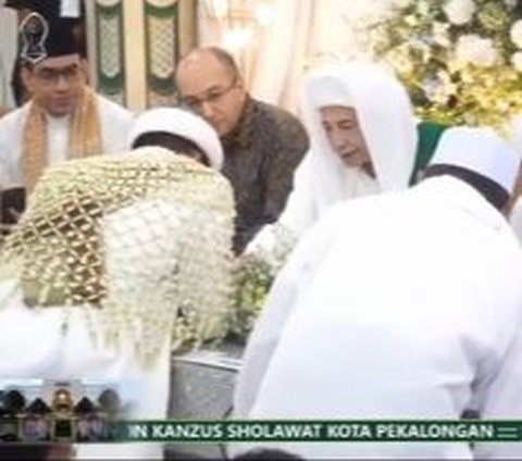 Momen Pernikahan Cucu Perempuan Habib Luthfi bin Yahya, Pengantinnya Cantik Banget Bak Princess