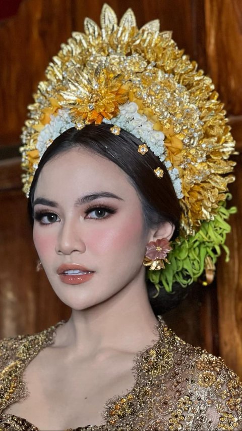 Kali ini Mahalini mempercayakan wajahnya dirias oleh Makeup Artist Rossy Pramita yang sudah dikenal di kalangan selebriti