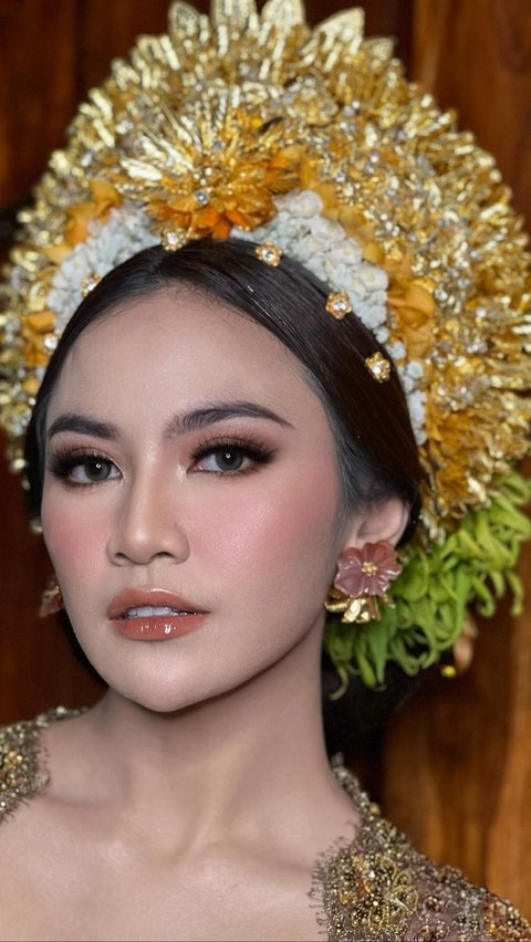 Mahalini is dressed according to the traditional customs of Bali. Not forgetting, Mahalini also wears the Gelung Agung bun and a golden crown.