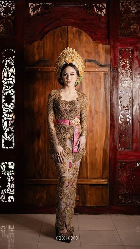 Mahalini looks graceful in a golden-toned kebaya complete with kamen and Gelung Agung bun, as well as a crown.