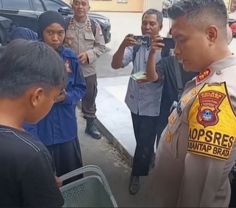 Kapolres Kotabaru AKBP Tri Suhartanto mencuri perhatian lantaran aksinya mencium tangan bocah penjual kue viral di media sosial.