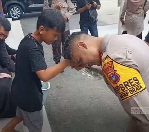Bocah Penjual Kue Kaget Tangannya Dicium Perwira Polisi 'Eh Terbalik'