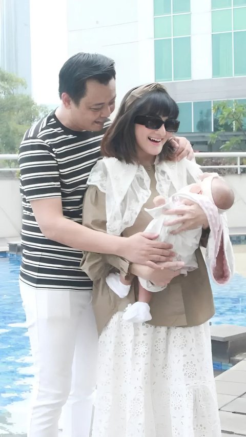 Potret Kiki Amalia who Enjoyed the Moment of Being a First-Time Mother at the Age of 42