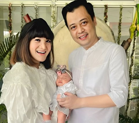 Portrait of Kiki Amalia enjoying the moment of being a first-time mother at the age of 42