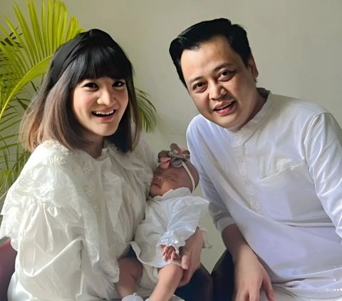 Portrait of Kiki Amalia enjoying the moment of being a first-time mother at the age of 42